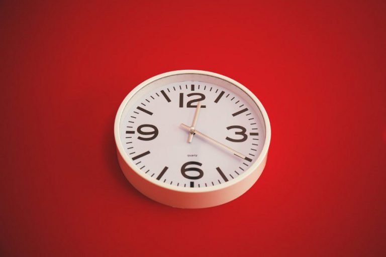 Uhr auf rotem Hintergrund
